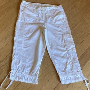 Jones New York sport size 10 white textured crop pants with ties or not.